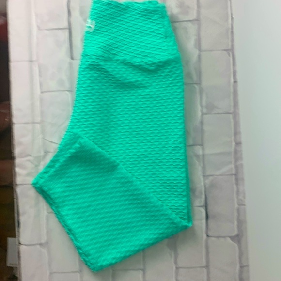 Booty by Brabants Pants - Booty by Brabants Cropped Leggings Curvy 💚